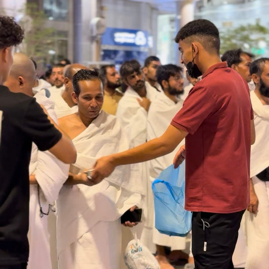 Gift Meal Boxes to Visitors in Masjid Al-Haram, Makkah